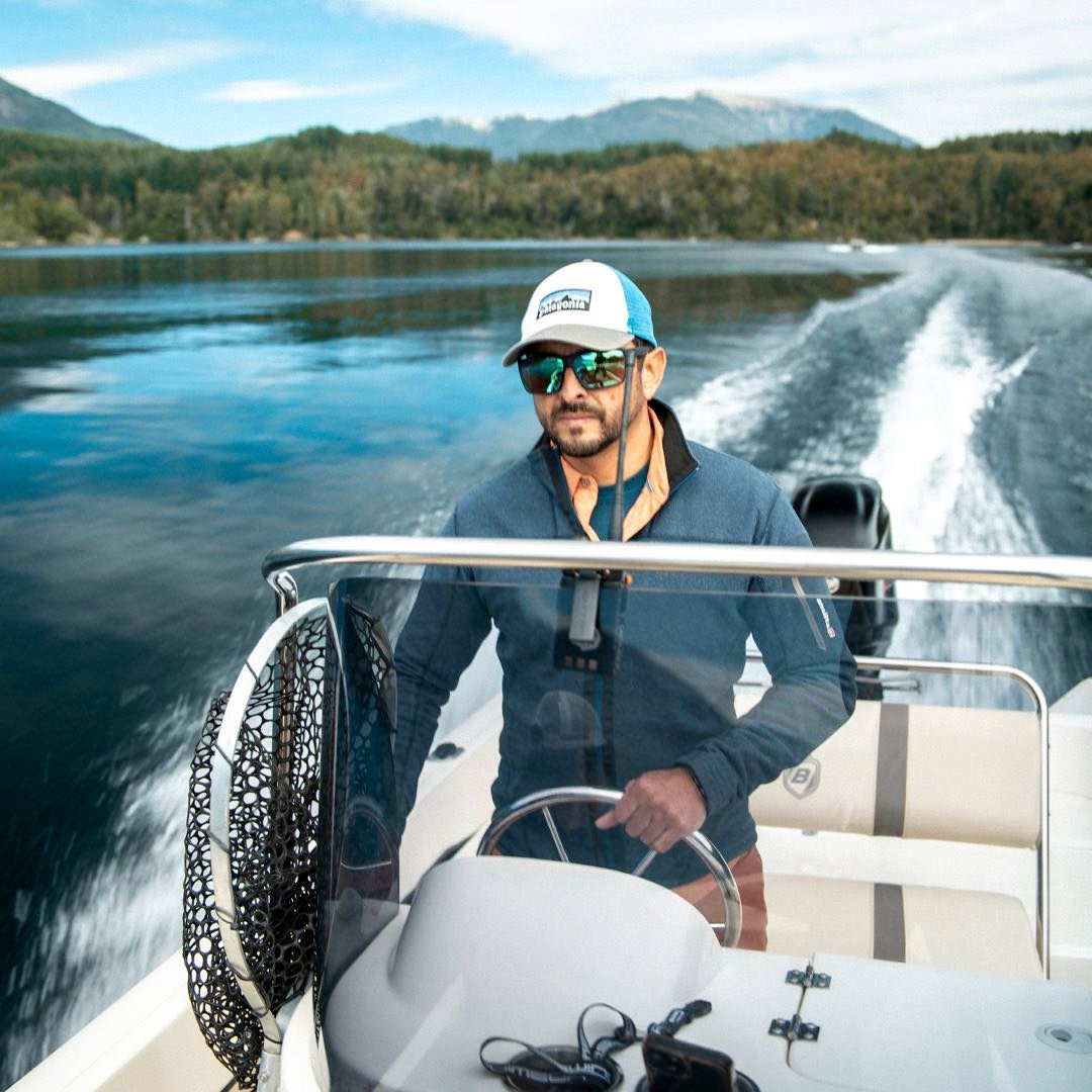 hombre navegando en el agua