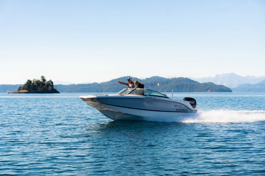 Lancha Discovery 190 Bermuda navegando