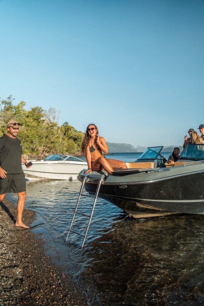 Lancha discovery 230 marca Bermuda escalerita para subir