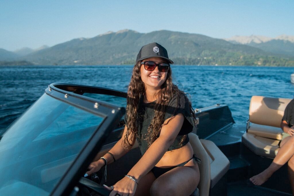 chica disfrutando en una Lancha discovery 230 marca Bermuda