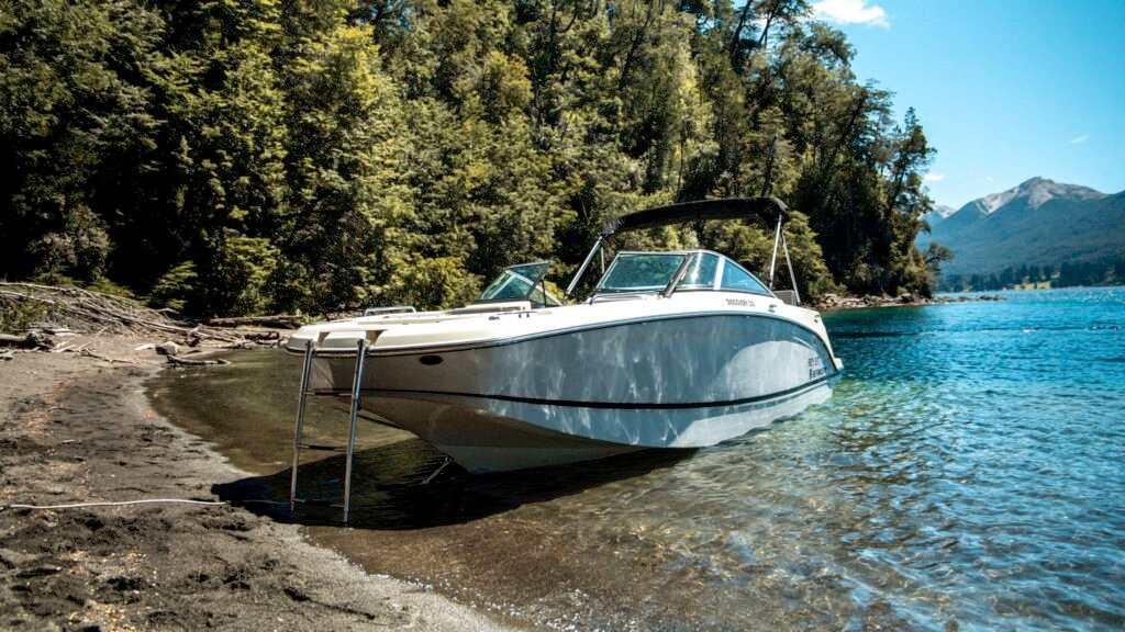 vista frontal de Lancha discovery 230 marca Bermuda
