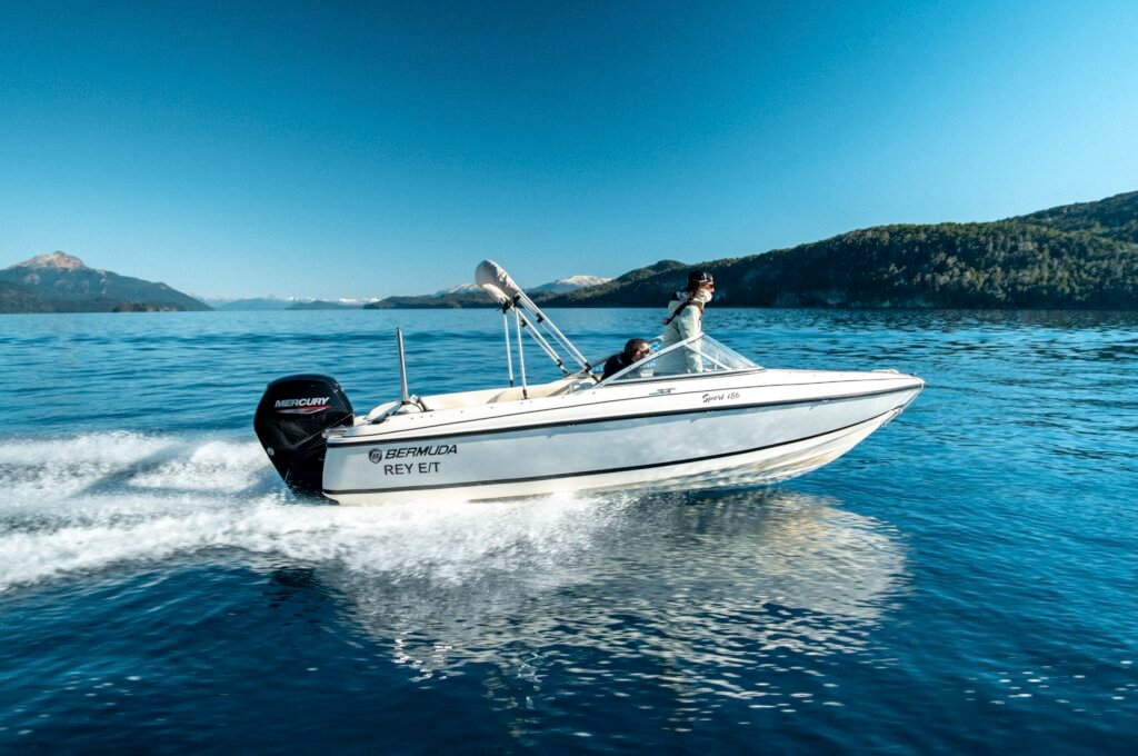 Lancha sport 180 bermuda vista lateral navegando