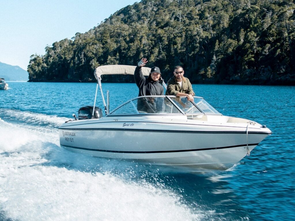 Lancha sport 180 bermuda vista frontal personas saludan