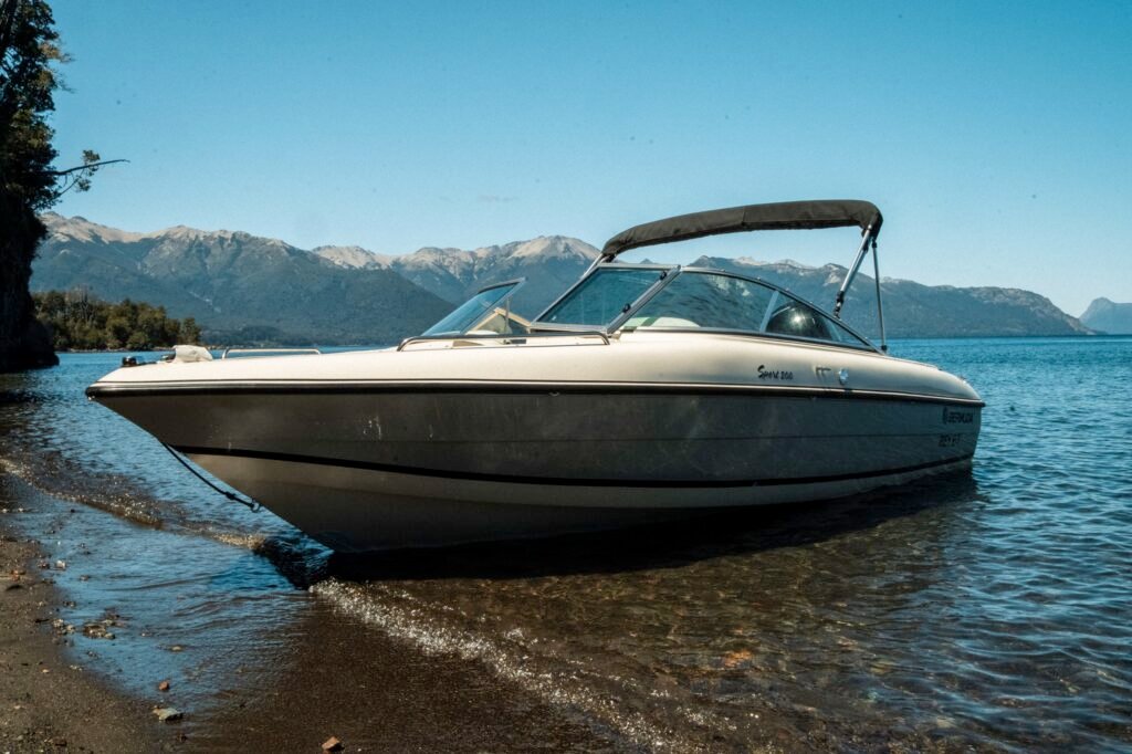 lancha sport 200 aparcada