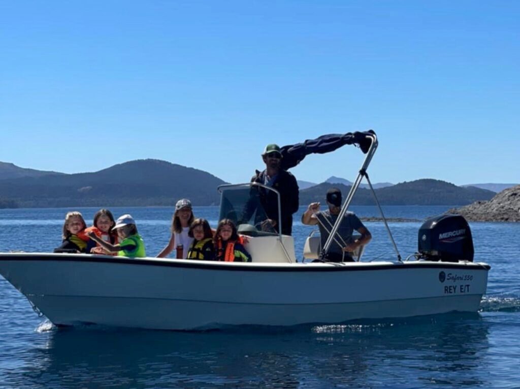 Lancha safari 550 bermuda navegando con una familia