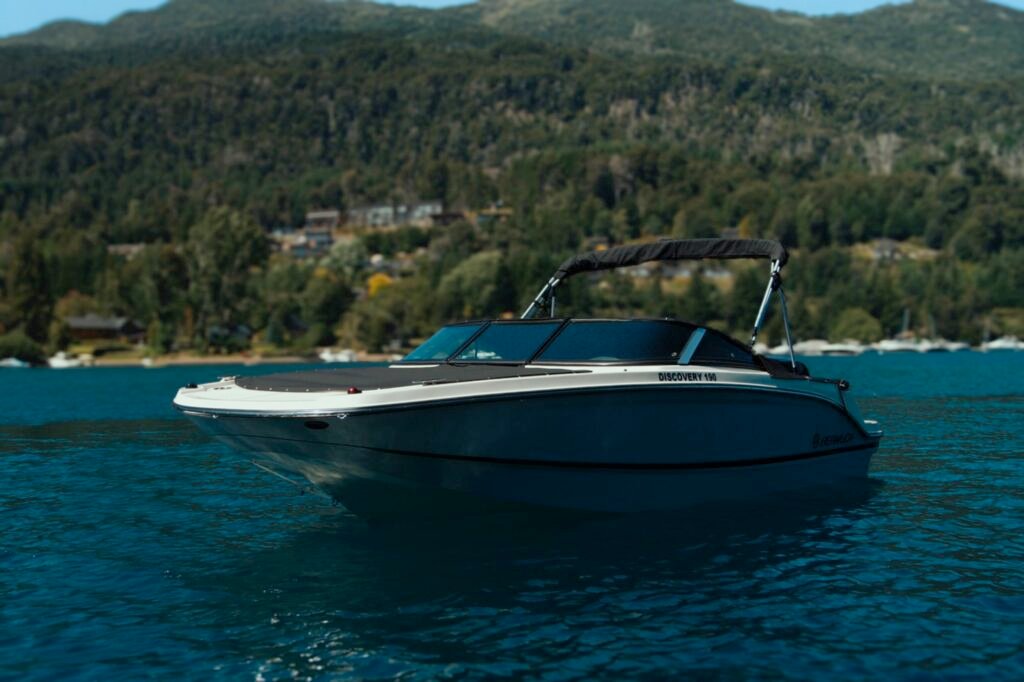Lancha Discovery 190 Bermuda navegando