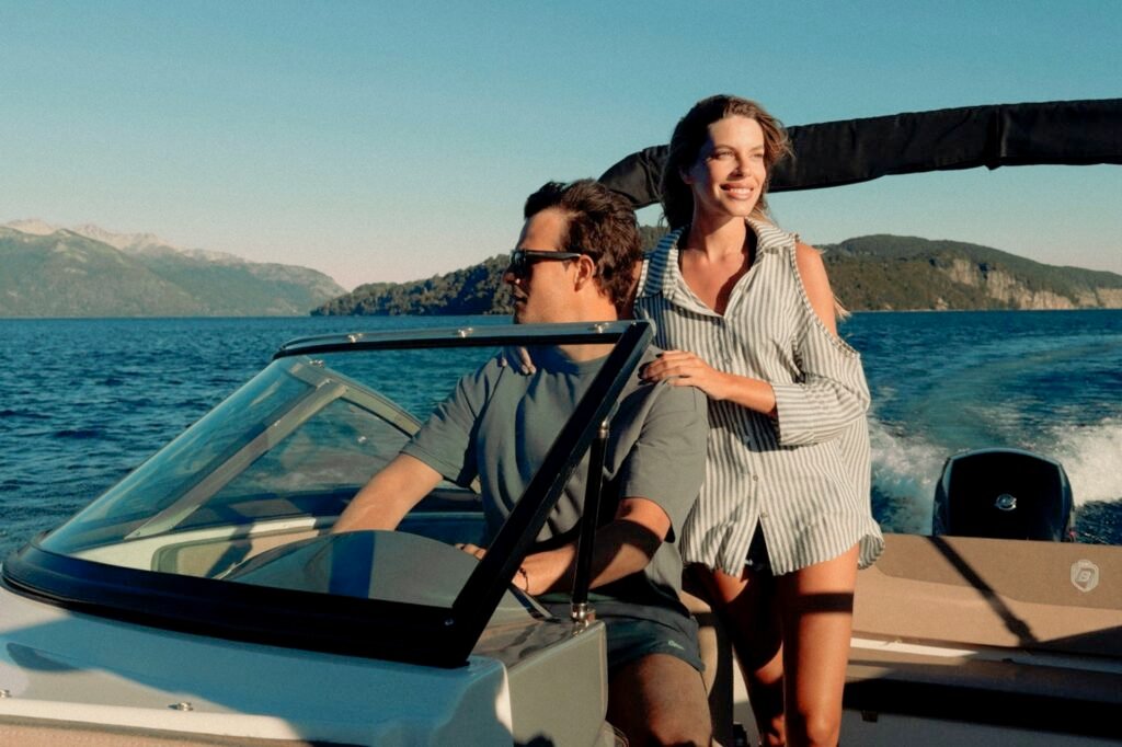 Lancha Bermuda Discovery 190 una pareja sonrie mientras navegan