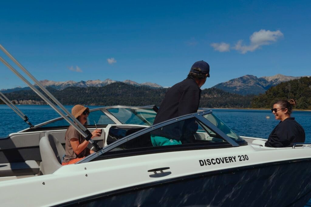 personas navegando en Lancha discovery 230 marca Bermuda