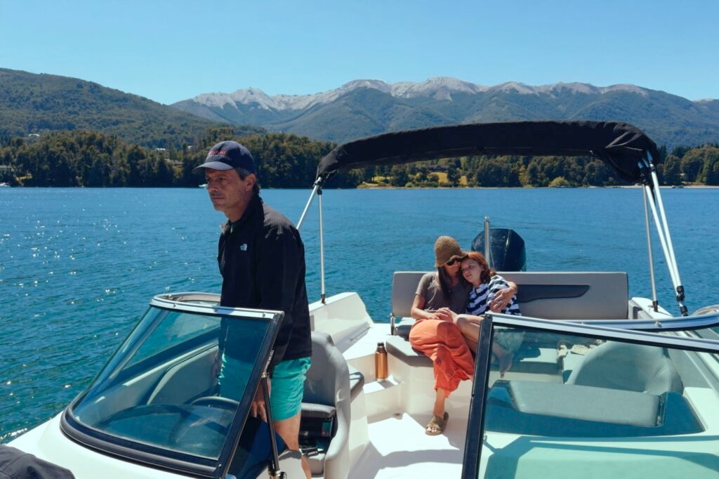 personas navegando en Lancha discovery 230 marca Bermuda