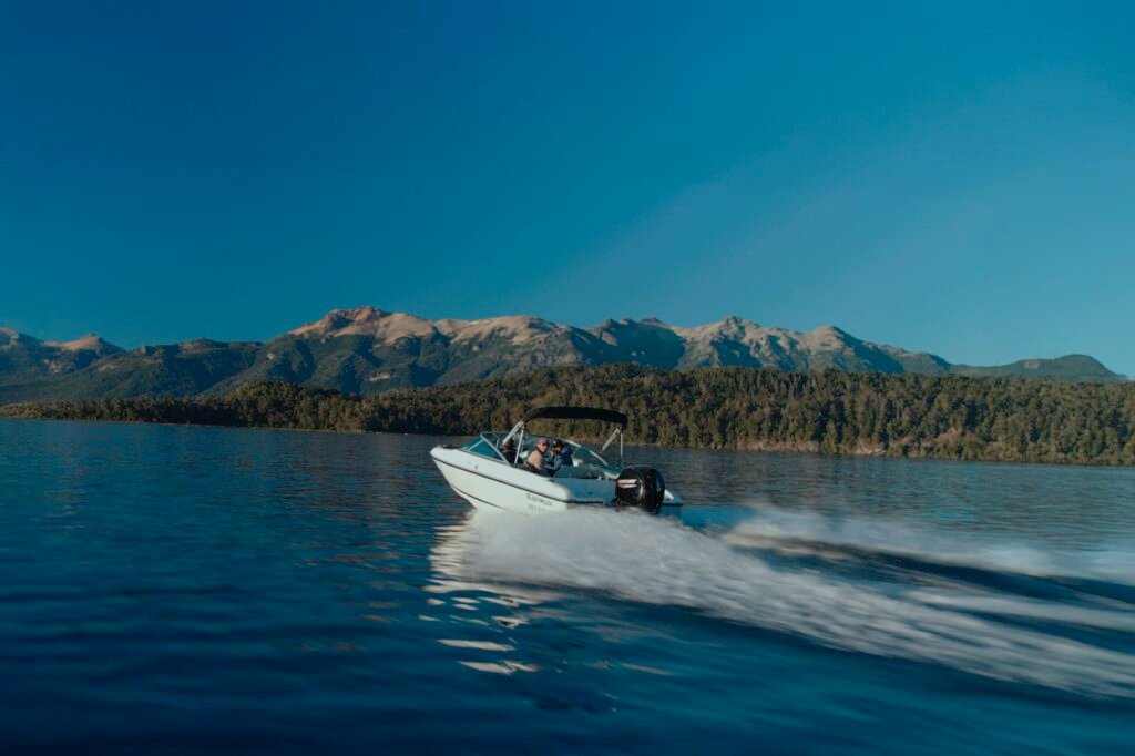 lancha sport 200 navegando vista trasera