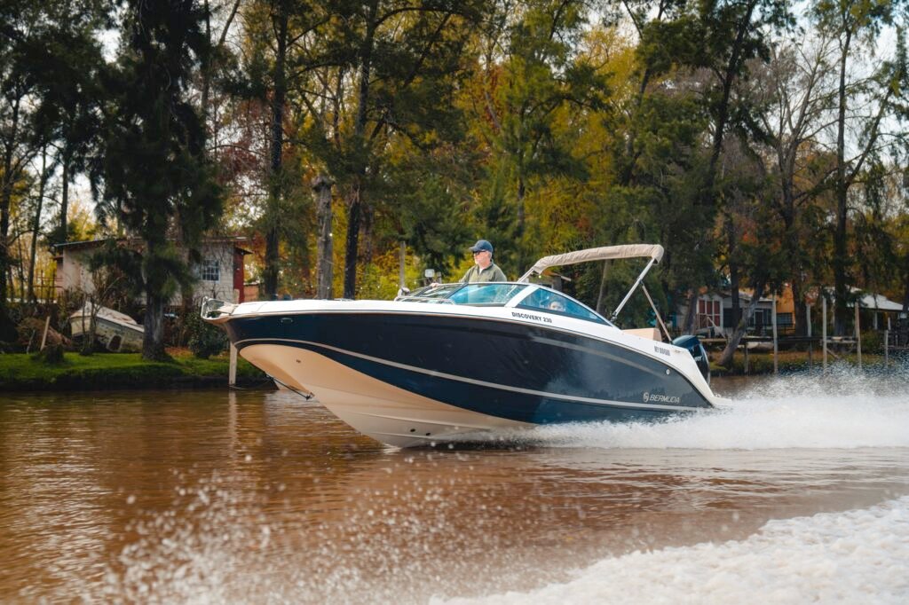 Lancha discovery 230 marca Bermuda color Navy