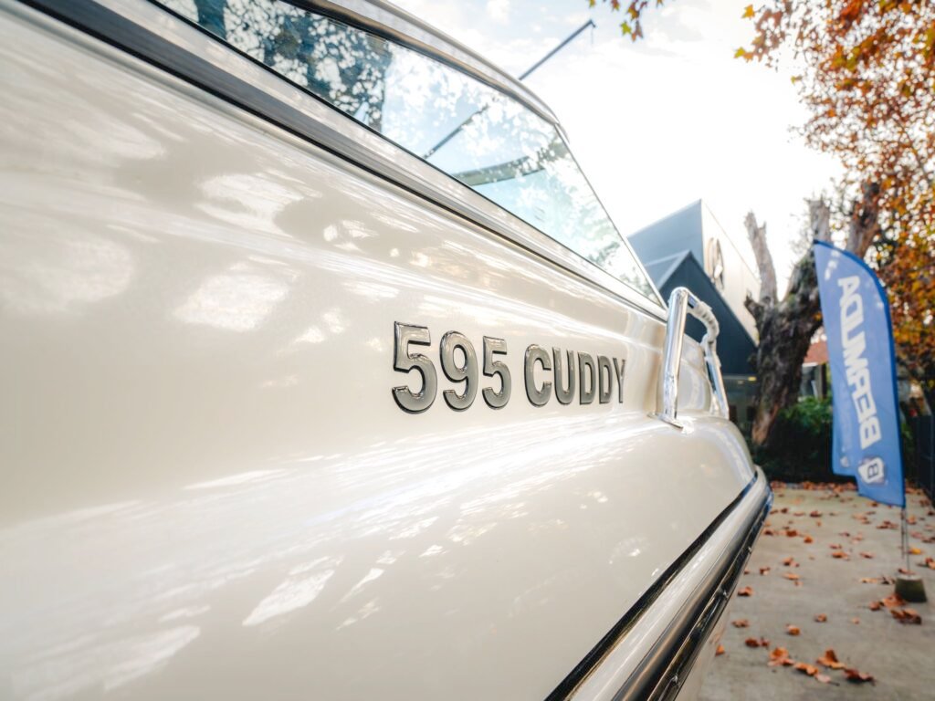 cuddy lancha bermuda detalle del logo