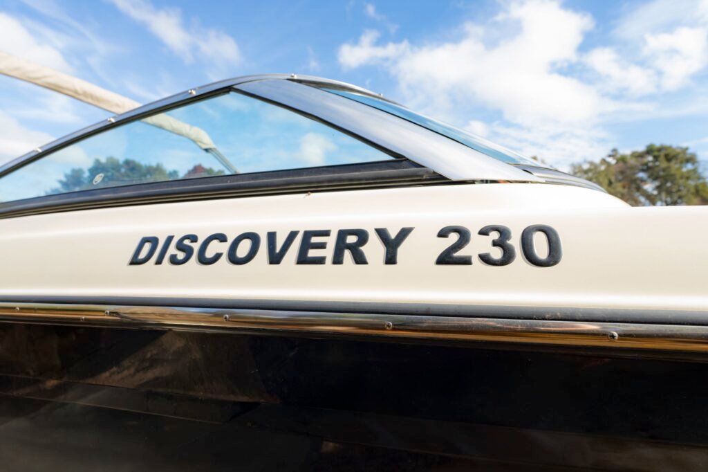 Lancha discovery 230 marca Bermuda detalle